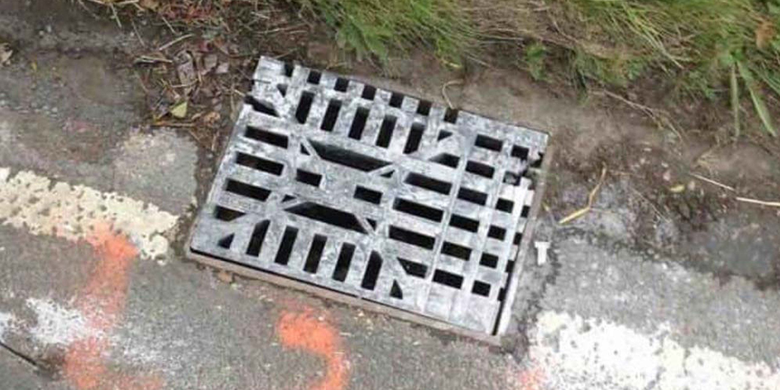 Multigrate used as a gully grate cover at the side of a road