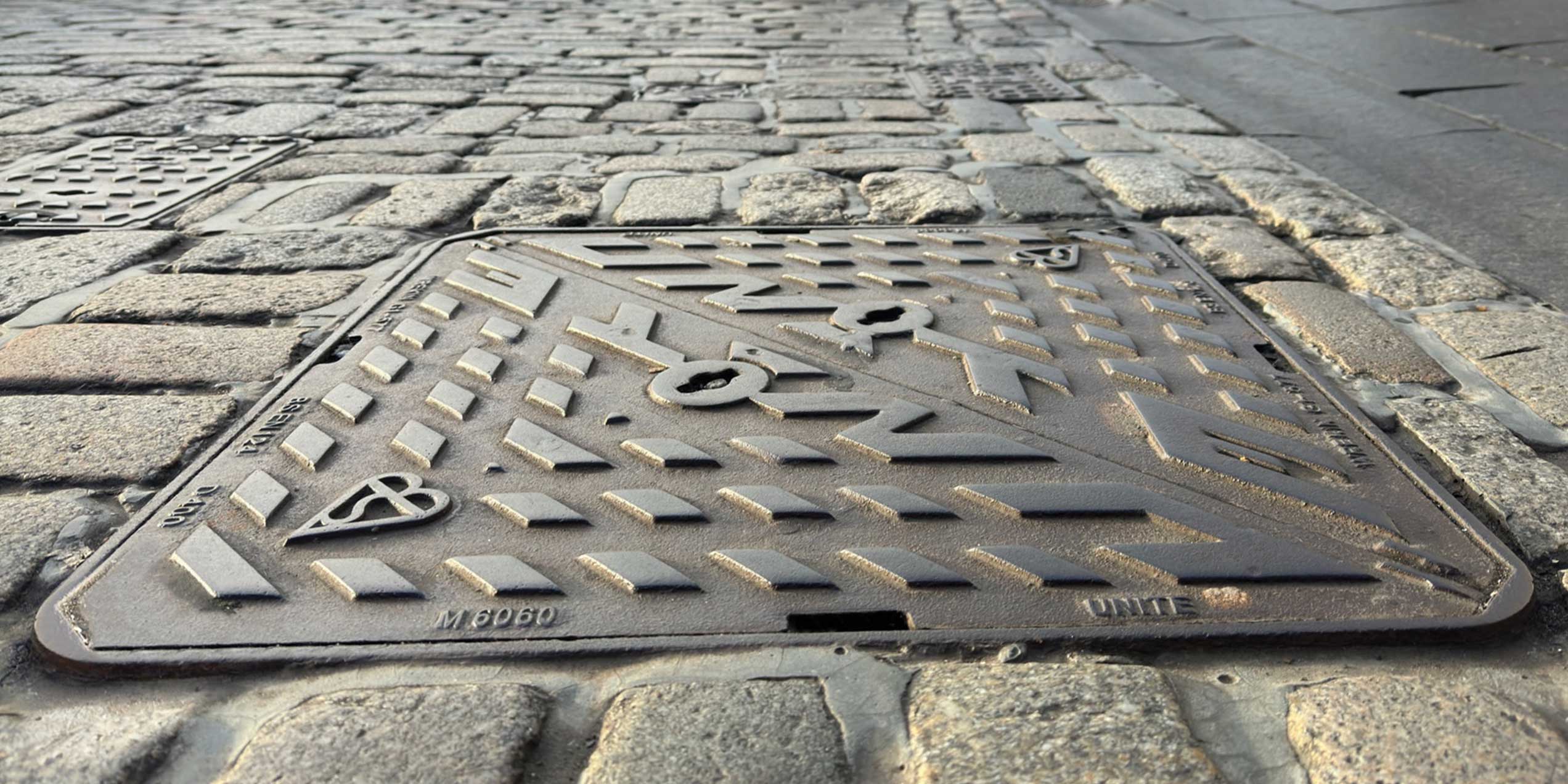 Unite manhole cover installation at Edinburgh Castle