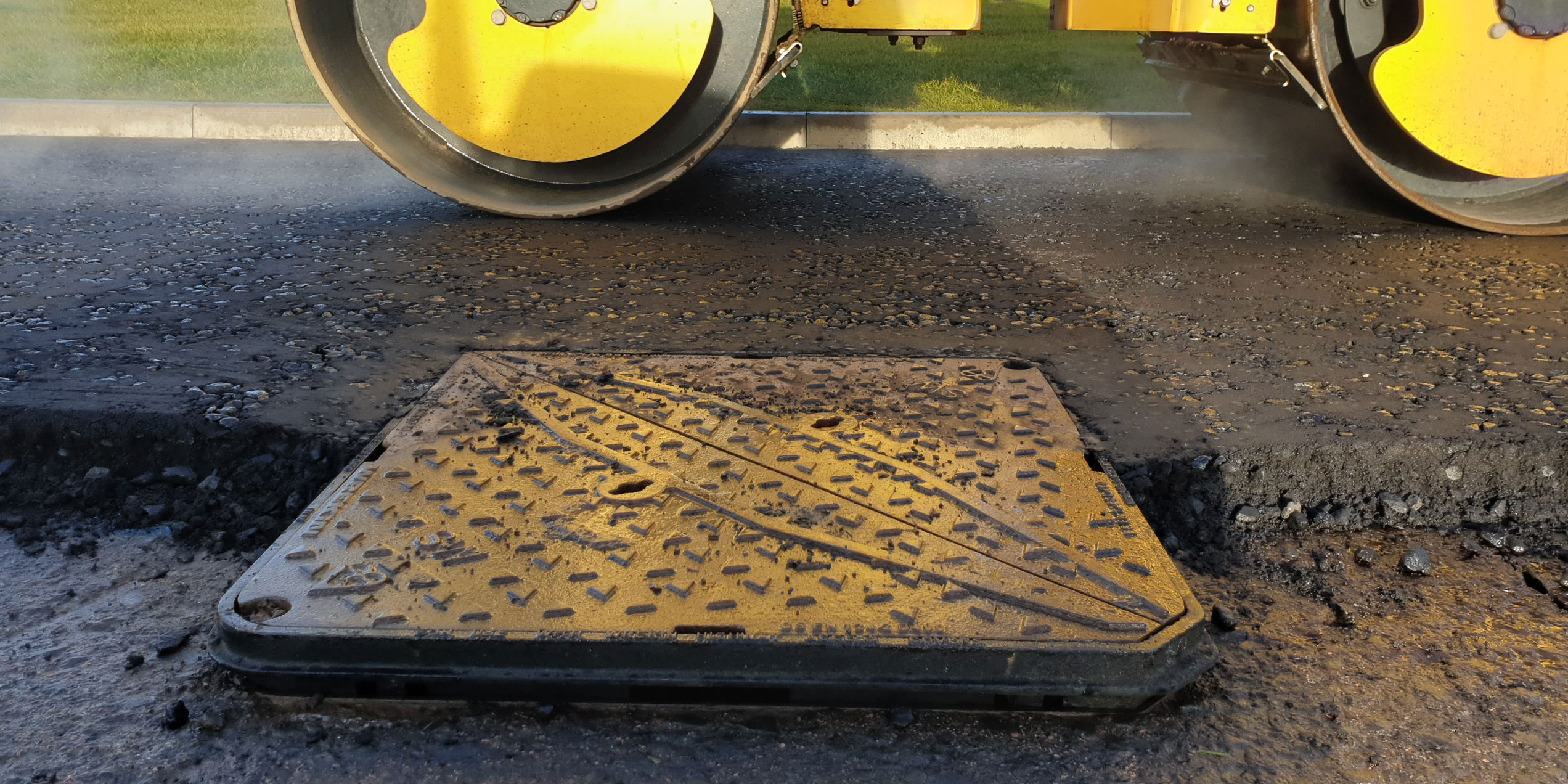 Road roller in the background of a Clicklift installation