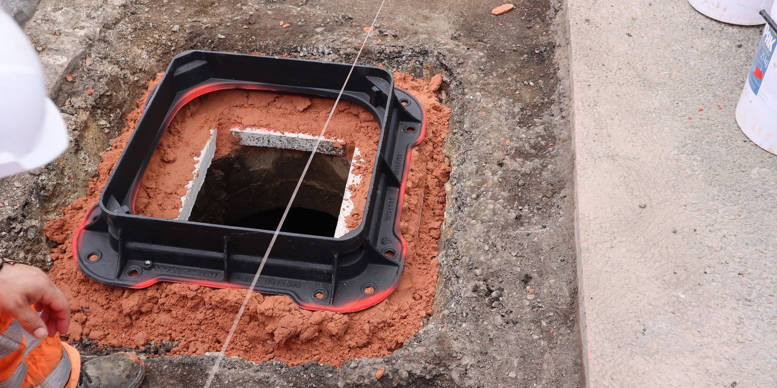 Installing a Unite manhole cover frame on a bed of UniPak