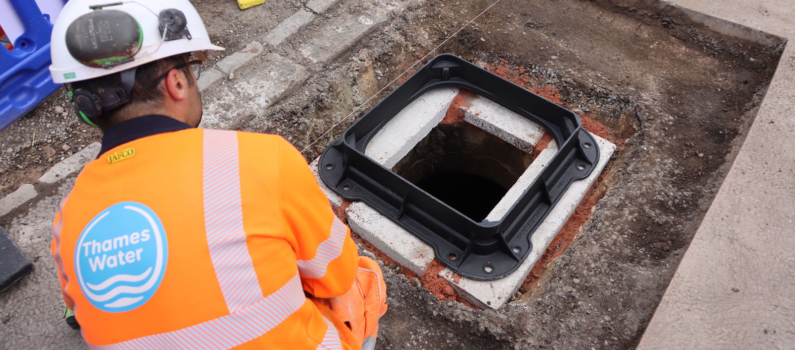 Installing a Unite manhole cover on the Thames Water network