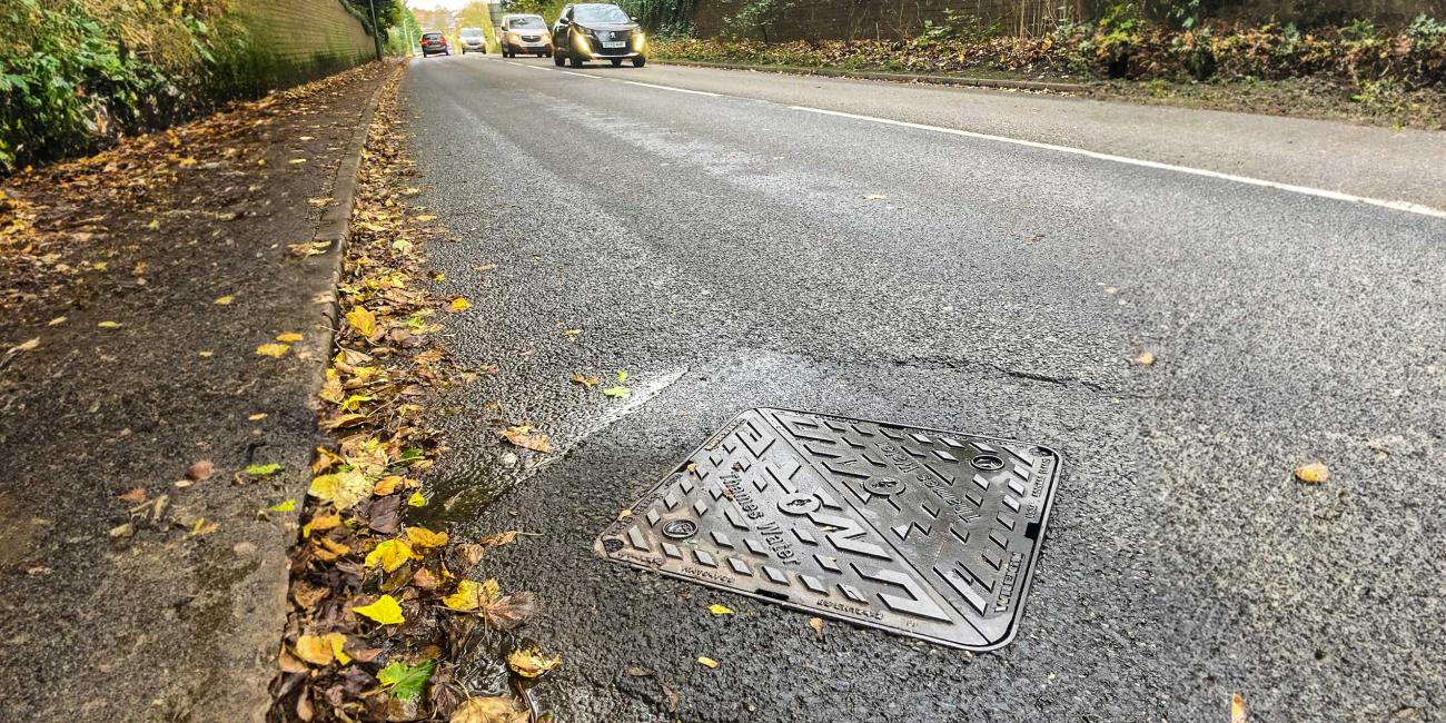 Unite manhole cover installed in wheel line of road
