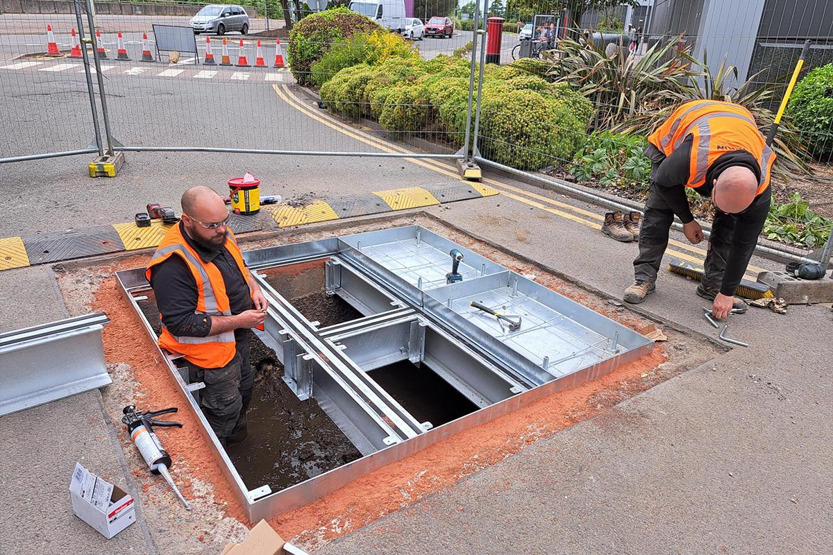 The Galleria, Hatfield - working on the access cover