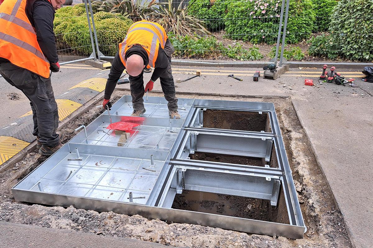 The Galleria, Hatfield - working on the access cover