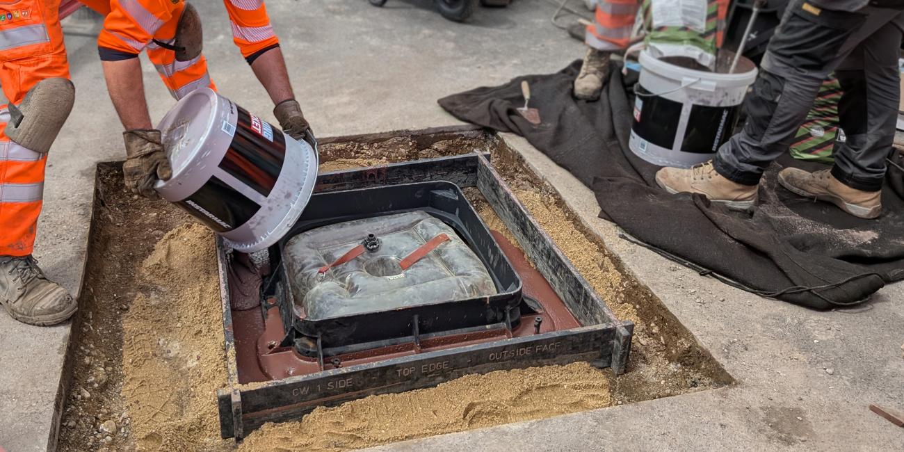 Flowable mortar used with a Unite manhole cover