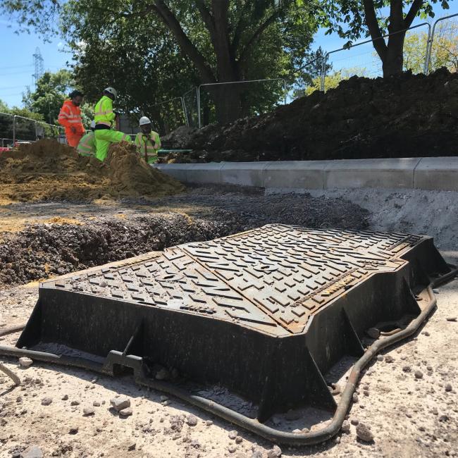 Unite double D400 manhole cover being installed